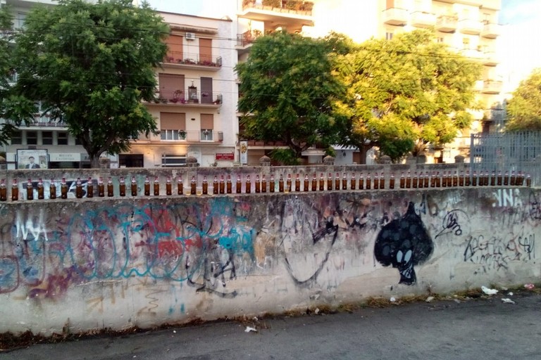 ripulita strada pedonale adiacente al liceo classico, nei pressi di piazza Soffici
