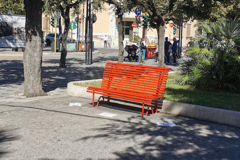Ad Andria panchine rosse in ricordo delle donne vittime di femminicidio
