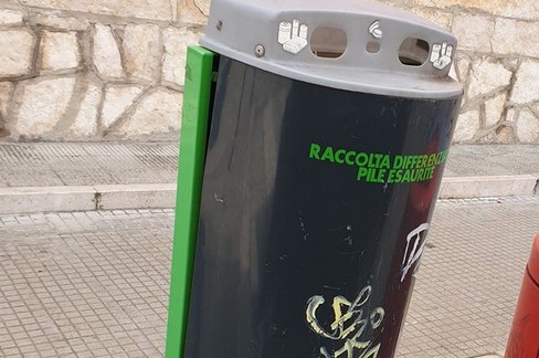 Contenitore per pile e batterie esauste