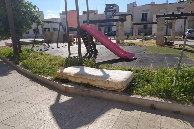 abbandono di rifiuti per la città