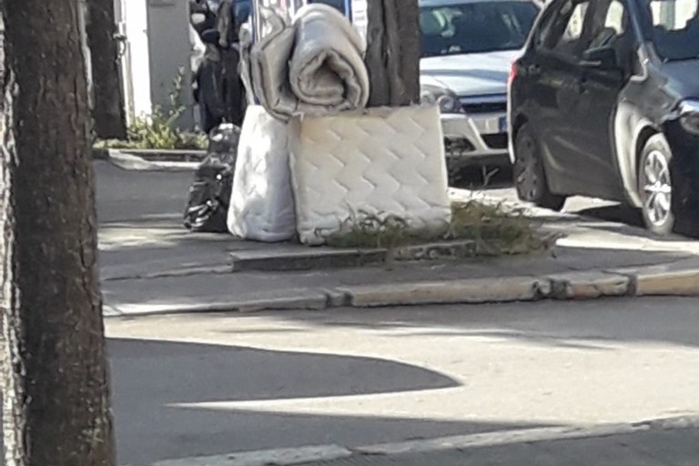 materassi abbandonati in via Annunziata