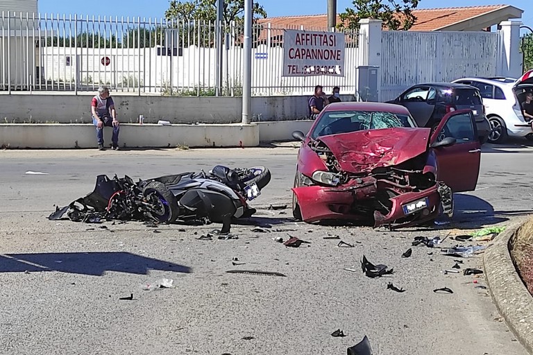 Incidente stradale su via Canosa:
