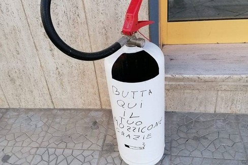 Estintore trasformato in un contenitore di cicche