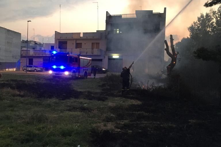 incendio lambisce la scuola elementare