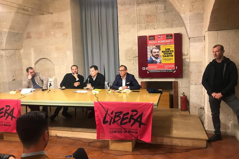 Paolo Borrometi con il libro