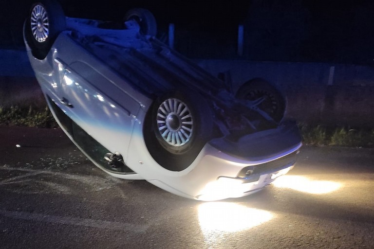 Fiat 500 si ribalta sulla ex sp 231: giovane alla guida ricoverato al