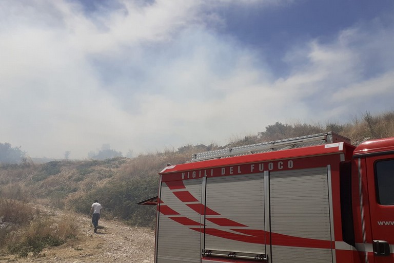 incendio nella zona di Torre San Pietro, nei pressi di Montegrosso