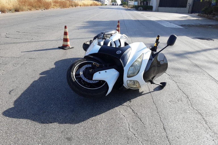 giovane motociclista in codice arancione al