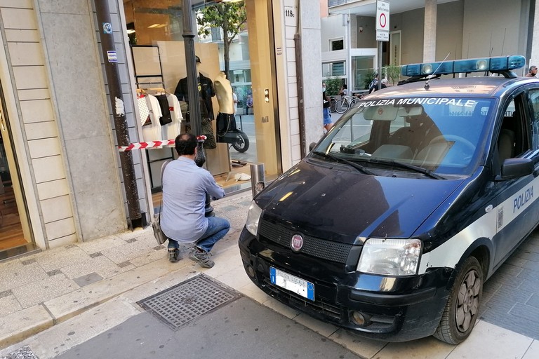 Cede palo della pubblica illuminazione su via Regina Margherita