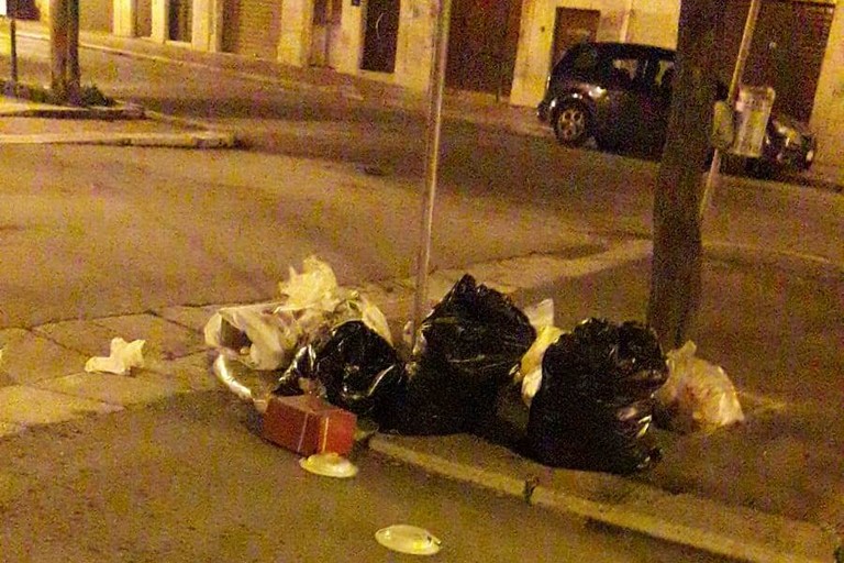 cumuli di rifiuti in via Annunziata