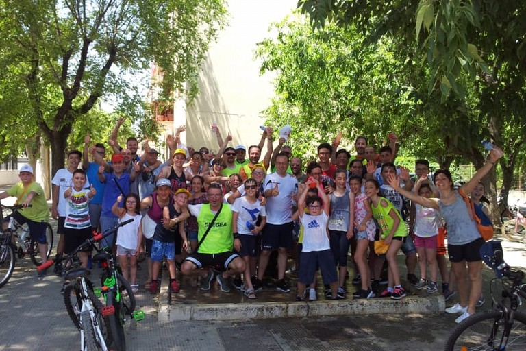 biciclettata attraversa il quartiere della SS. Trinità