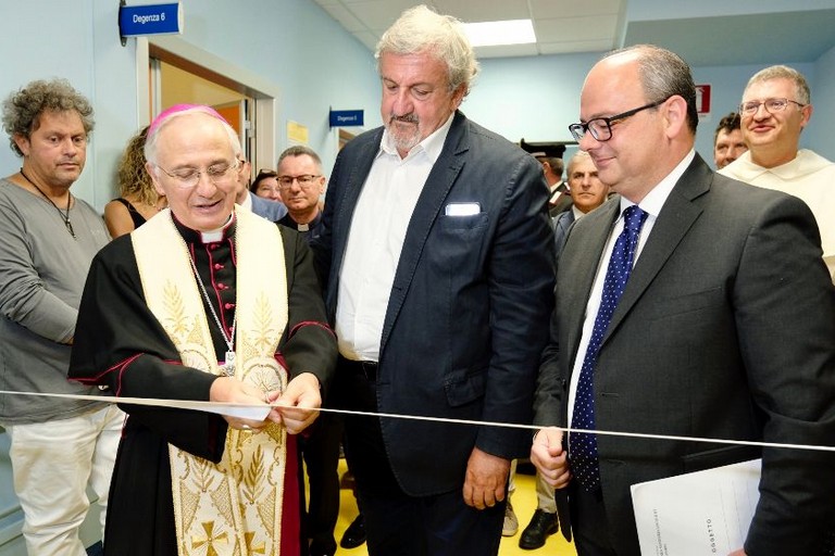 Mons. Mansi con il governatore Emiliano ed il Dg Delle Donne