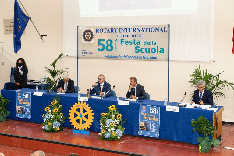 studenti della scuole superiori di Andria premiati dal Rotary Trani
