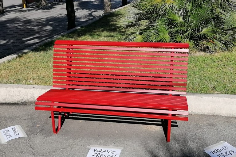 Ad Andria panchine rosse in ricordo delle donne vittime di femminicidio