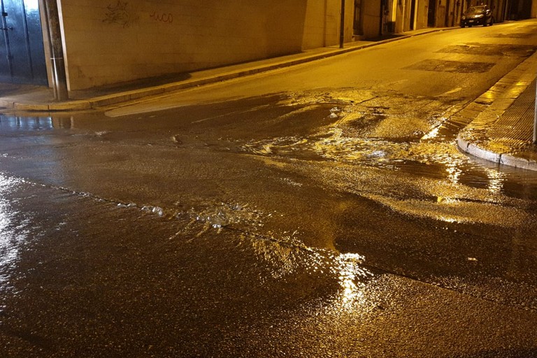 Rottura tronco idrico tra via Sosta San Riccardo e via Maggior Galliano