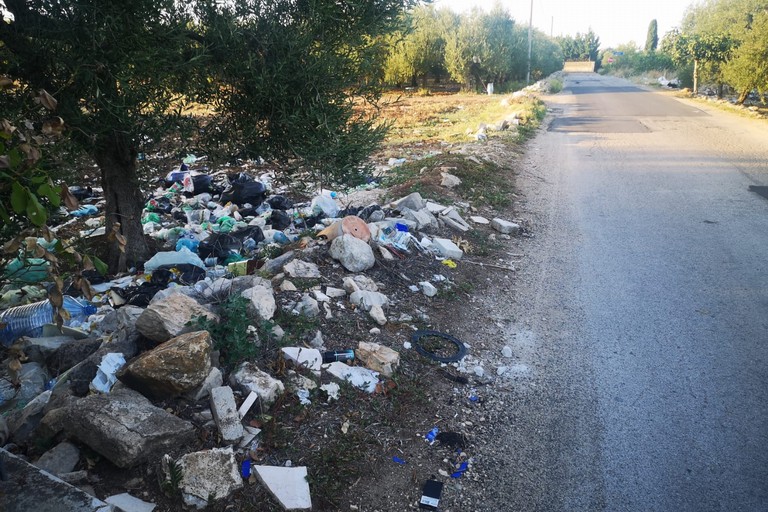 rifiuti abbandonati sulle aree pubbliche