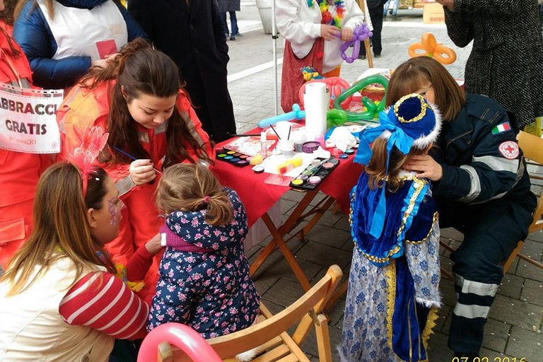 Abbracci tra i bambini e volontari della CRI