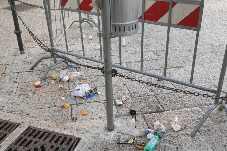 sporcizia davanti a piazza Duomo