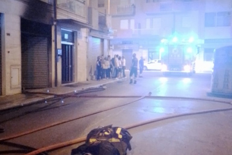 Domato l'incendio all'interno di un garage in via Montesanto