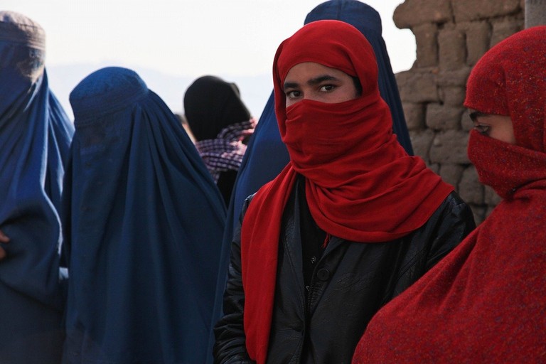 ragazza afghana con il burqa