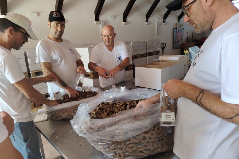don Riccardo Agresti al lavoro al tarallificio
