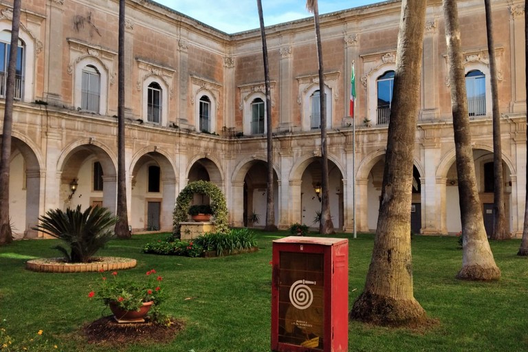 Alberi piantati al posto sbagliato: nel chiostro dell'ex monastero dei Benedettini