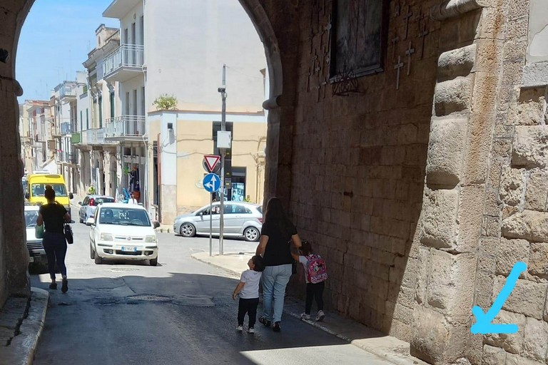 Guano nauseabondo sotto l'arco di Porta sant'Andrea