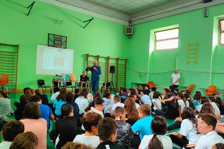 “Ogni ape conta”: l’incontro alla scuola “Vaccina”