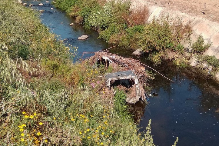 Carcassa di automobile nel Ciappetta-Camaggio tra Barletta e Andria