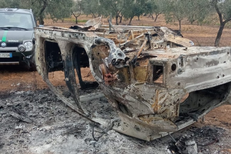 auto rubata ad Andria e data alle fiamme