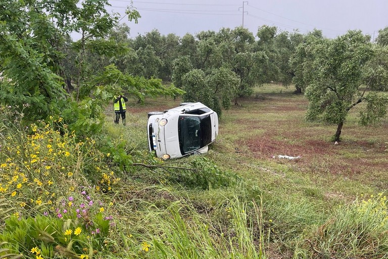 Fiat 500 finisce fuori strada, ferita la conducente