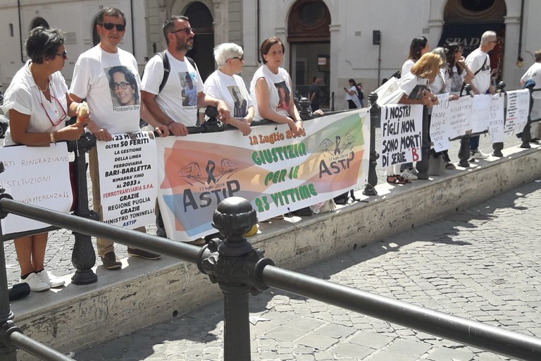 Manifestazione a Roma familiari strage ferroviaria