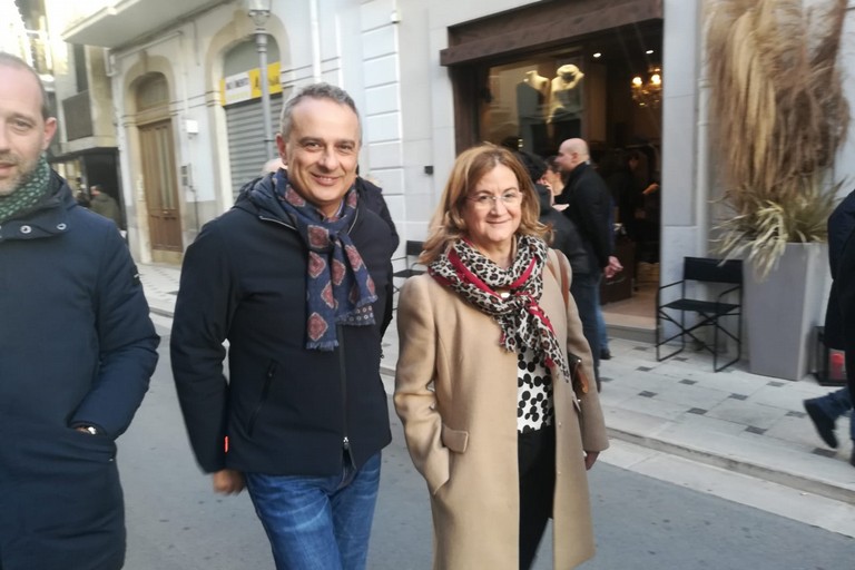 il Questore Isabella Fusiello con alcuni poliziotti del Commissariato di P.S. di Andria