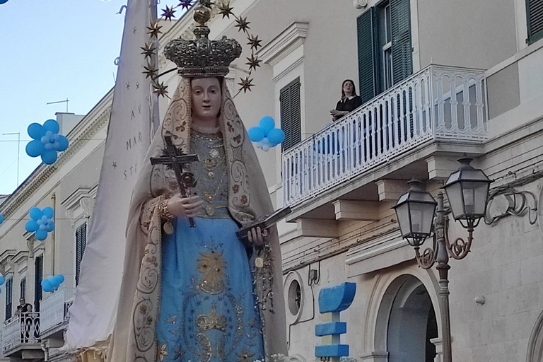 Folla di fedeli alla processione della Madonna dell'Altomare