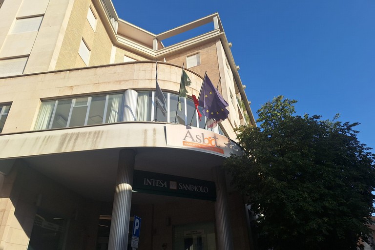 Tricolore logoro e strappato
