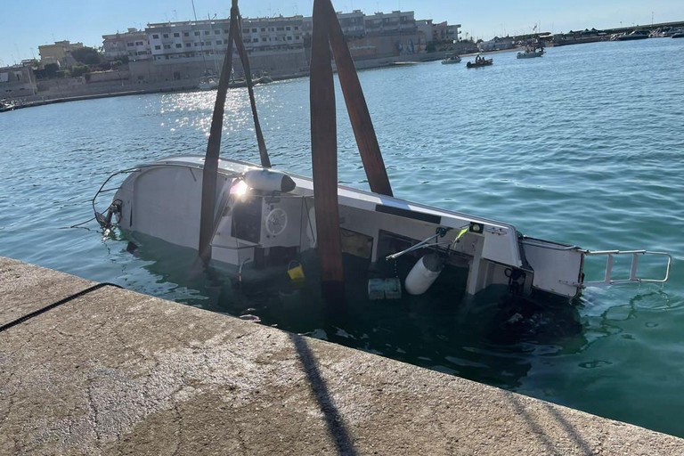 barca affondata a Bisceglie