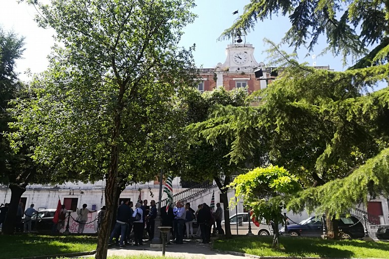 manifestazione di protesta davanti al Comune di Andria