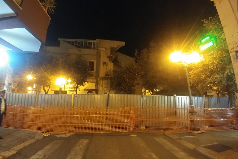 Caduta calcinacci in via Pisani, chiusa totalmente la strada al traffico