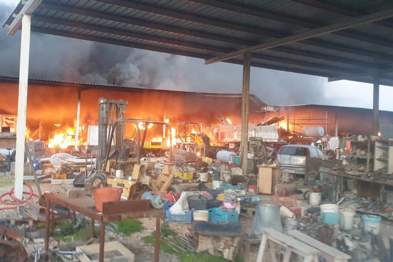 Vigili del fuoco impegnati nelle operazioni di spegnimento
