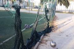 Scempio e degrado del campo di calcetto comunale