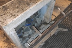 Petardo fa saltare la cabina della fontana in Piazza delle Regioni: vandali ancora in azione