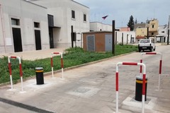 Riqualificato Largo Grotte con dissuasori, giardinetti, tappeto gioco e panchine