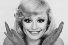 “E salutala per me”: a Castel del Monte uno spettacolo di musica e parole in ricordo di Raffaella Carrà
