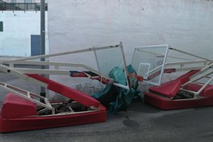 Canestri sotto la pioggia in via delle Querce. Nessuna spiegazione dal Comune