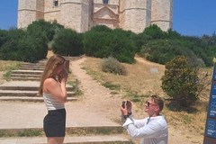 Un amore da favola a Castel del Monte: la romantica proposta di matrimonio del turista olandese