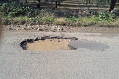 Urgono interventi per via Vecchia Spinazzola, ormai piena di buche e rifiuti
