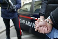 Ruba autovettura ma viene inseguito e bloccato dai metronotte e carabinieri