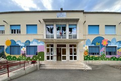 Un murale floreale all'istituto scolastico "Mariano-Fermi"