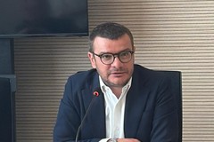 Accoltellato nella notte a 18 anni, Pd: "La violenza non si ferma con i decreti"