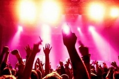 Mezz’ora in più per la somministrazione di alcolici e le emissioni sonore nei soli locali di pubblico spettacolo